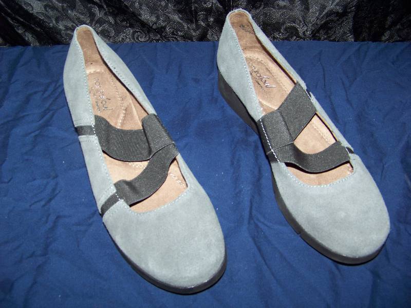 lot 1435 image: Pair of Ladies Shoes