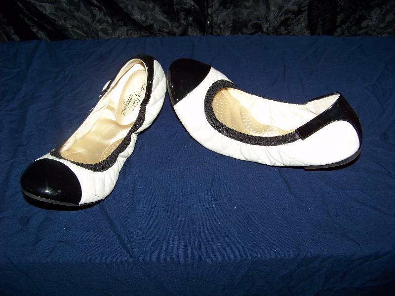 lot 1436 image: Pair of Ladies Shoes