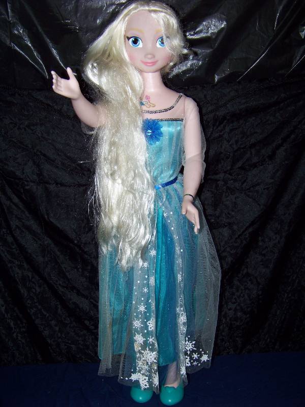 lot 1440 image: Girls Doll