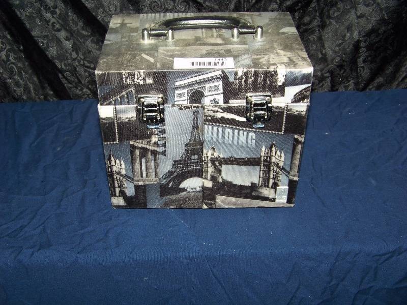 lot 1443 image: Makeup Box