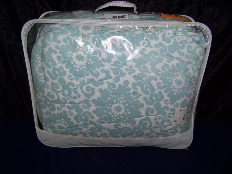 lot 1462 image: Bed in a Bag