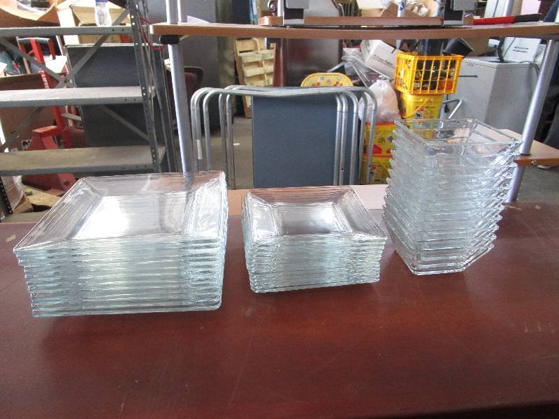lot 735 image: Glass Dish Set 12pc