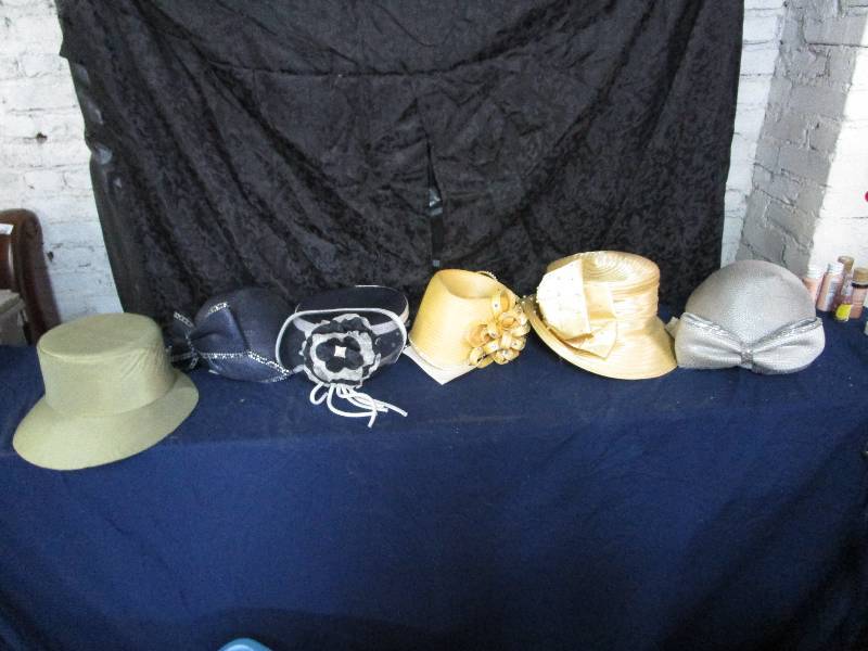 lot 743 image: Lot of Vintage Hats
