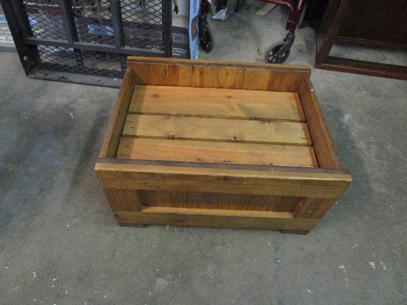 lot 782 image: Wooden Crate
