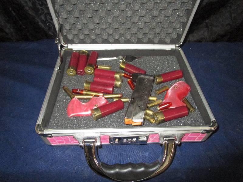 lot 790 image: Some Ammo and a Pink Case