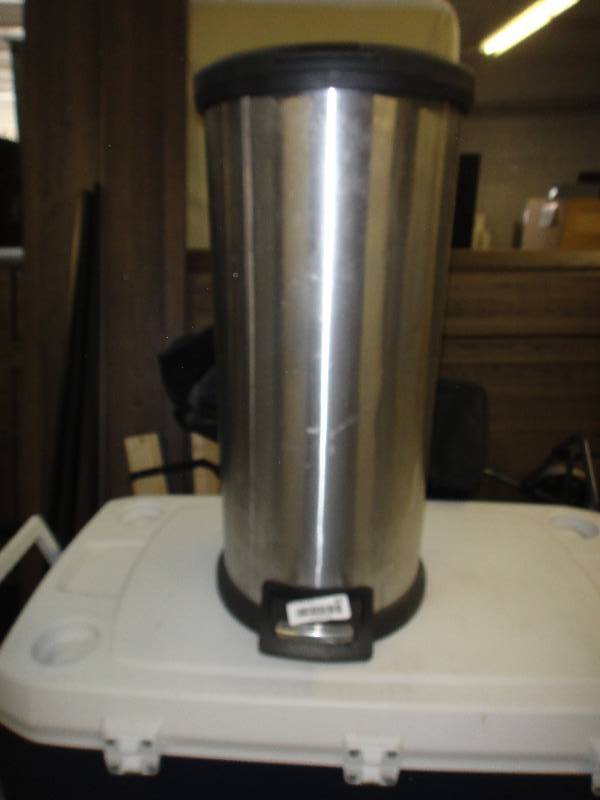 lot 867 image: Pop Up Trash Can