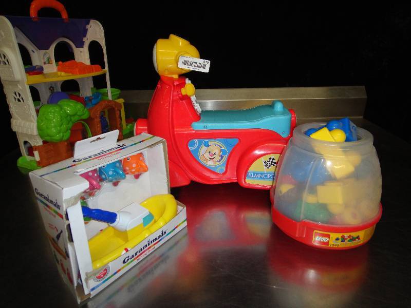 lot 870 image: Lot of Toys