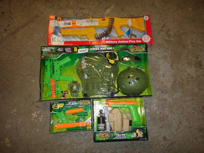 lot 883 image: Lot of Toys
