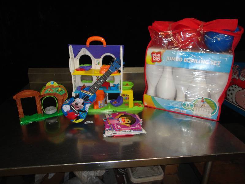 lot 885 image: Lot of Toys