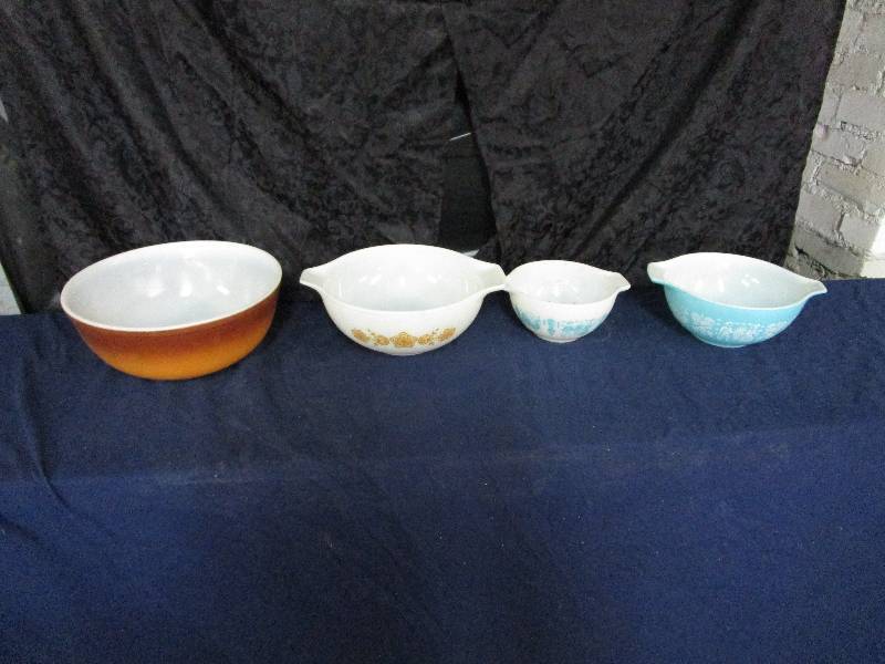 lot 853 image: Pyrex Dish Lot