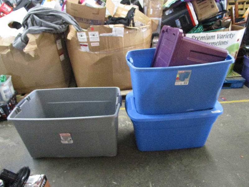 lot 903 image: Lot of Totes