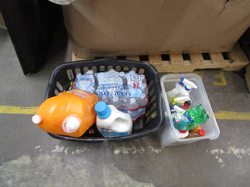 lot 905 image: Lot of Cleaning Stuff