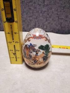 lot 10 image: Satsuma Hand Painted Porcelain Egg - Extremely Beautiful Piece