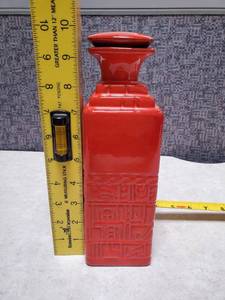 lot 41 image: Frankoma Aztec Flame Decanter Bottle - With Lid - Lid Does have a Chip - 7JH