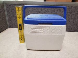 lot 49 image: Coleman Blue & White Plastic Personal Cooler #5272 Footprints