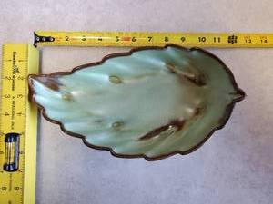 lot 55 image: Frankoma Pottery Willow Leaf Footed Dish #226 Green Brown Bowl