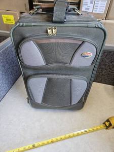 lot 82 image: American Tourister Suitcase 22 inch - Used - Nice Condition
