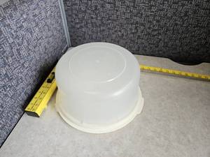 lot 115 image: Aero Cake Saver 2 Pc Food Carrying Storage