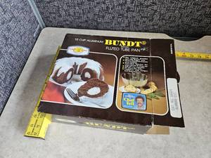 lot 117 image: Nordic Ware 12 Cup Aluminum Bundt Brand Fluted Tube Pan USA