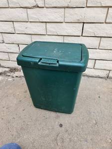 lot 123 image: Rubbermaid 8 Gallon Spring Top Wastebasket (Trash Can) - Spring Top is worn-out