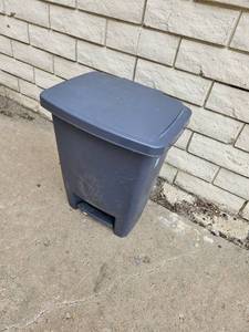 lot 124 image: Rubbermaid Step Open 8 Gallon Waste Basket (Trash Can) - Step Open Works Well