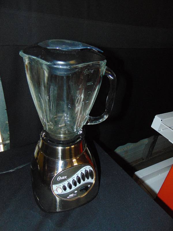 lot 1004 image: Oster Blender, Glass, used-- works