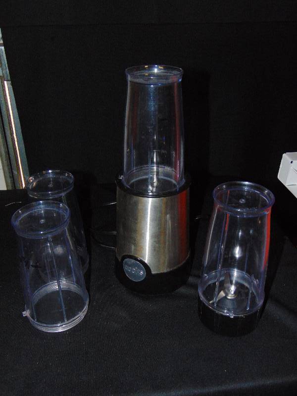 lot 1005 image: Cooks Smoothie Maker bullet style blender w (4) plastic glasses, (2) blade lids and (1) base, used-works