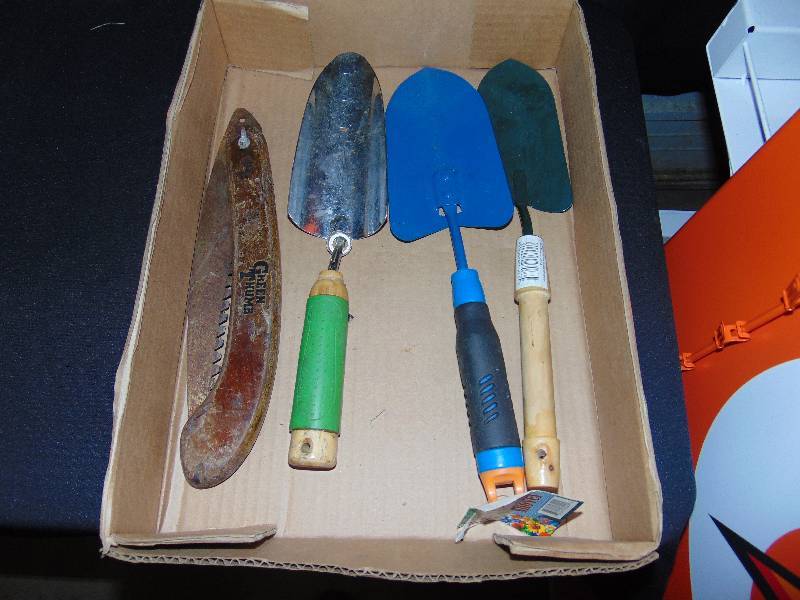 lot 1010 image: (4) ct. garden lot (3) garden trowels, (1)  folding hand saw