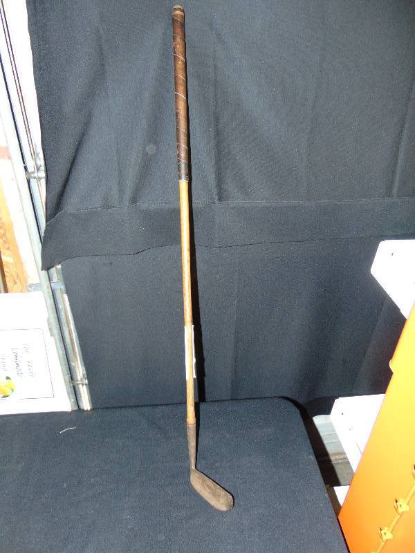 lot 1027 image: Vintage Schmelzer Sporting Goods KC P1 Putter, Hickory Shaft handle, leather grip