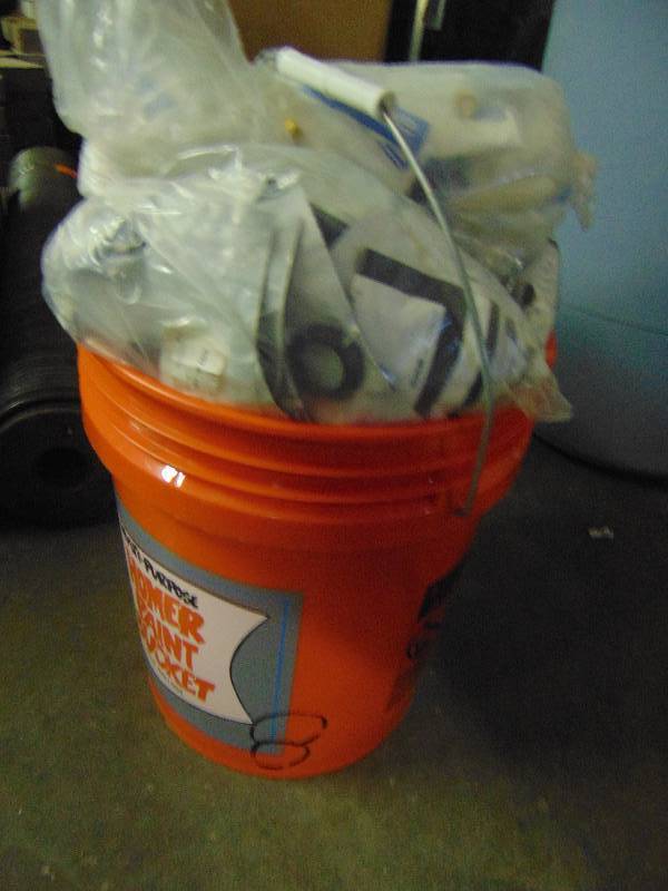 lot 1039 image: 20 lbs hardware in 5 gallon bucket