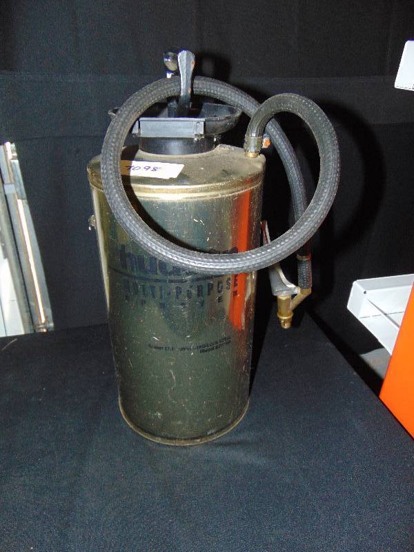 lot 1047 image: Hudson Metal Lawn and Garden Sprayer, 2 gallon capacity, empty