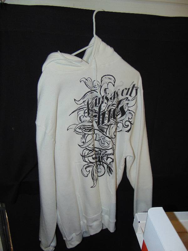 lot 1057 image: Mens size XL Kansas City Chiefs Sweatshirt, white with black and gray design