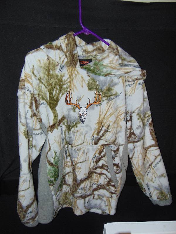 lot 1058 image: Unisex Size XL True Timber Camo Fleece Hooded Shirt, white, gray green camo