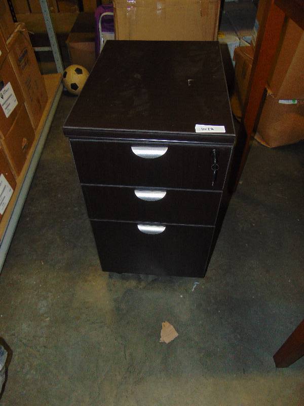 lot 1078 image: 3- drawer office furniture Night Stand on casters