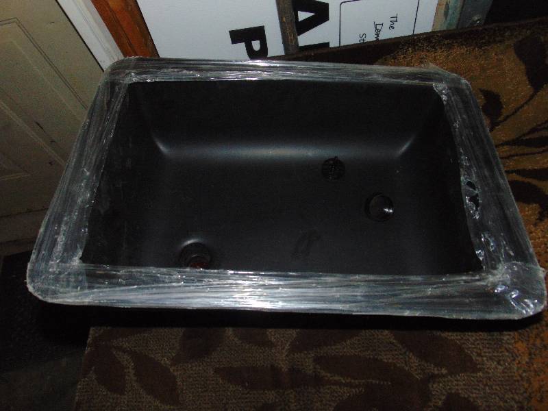 lot 1080 image: new plastic square sink with strainer and plug, 21 x 15