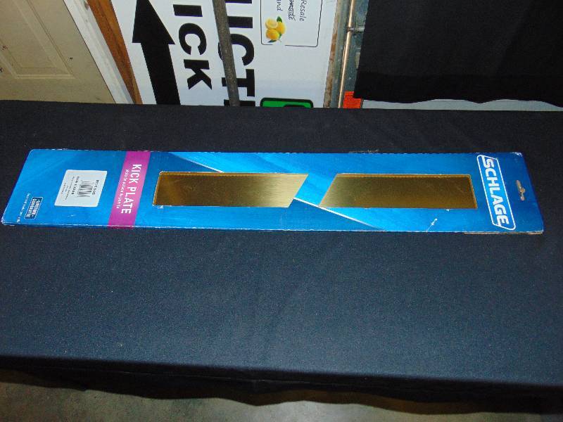 lot 1098 image: (1) Schlage Bright Brass Kickplate C8400B 6 x 34