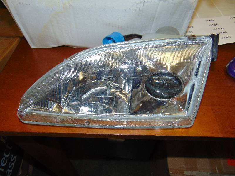 lot 1135 image: Reliable Auto parts Headlight Left Side SAE-HR-96