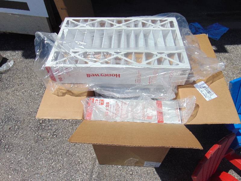 lot 1220 image: (1) case Honeywell Filters 16 x 25, Merv 11 Model FC100A1029, 5 filters