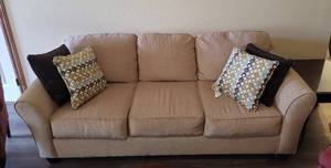 lot 101 image: Like New 3 Cushion Couch.