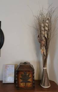 lot 114 image: Home Decor.