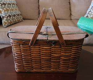 lot 117 image: Vintage Picnic Basket.