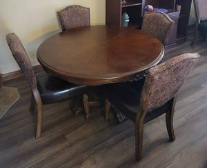 lot 138 image: Very Nice Round Wooden Dinning Table with (4) Matching Chairs.