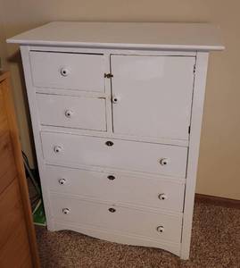 lot 141 image: Wooden Chest of Drawers.