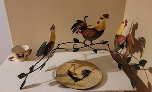 lot 163 image: Rooster Decor.