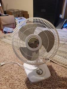 lot 177 image: Lasko Oscillating Table Top Fan.