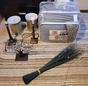 lot 190 image: Matching Bedroom Set. Decor, Bed Spread and Lamps.