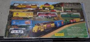 lot 212 image: 1998 Caseys Model Train HO Scale Set in Box.