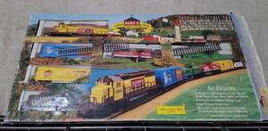 lot 213 image: 1998 Caseys Model Train HO Scale Set in Box.
