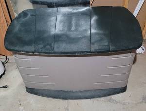 lot 215 image: Rubbermaid Storage Chest.