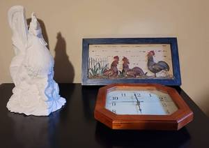 lot 242 image: Rooster Decor and Clock.
